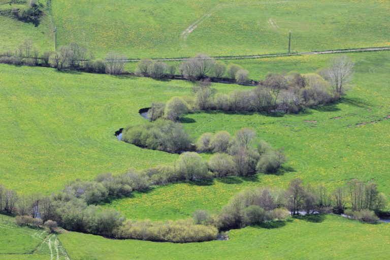 déembulation ruisseau dans le Cantal , vallée de Dienne(1)